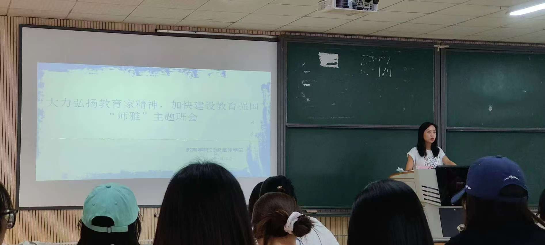 1F37E